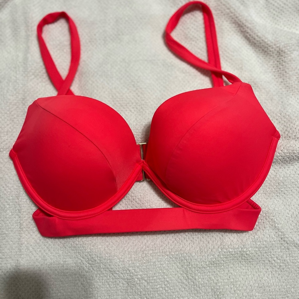 EUC: Victoria’s Secret
Swim VS Archives Essential Banded
Push-Up Bikini Top